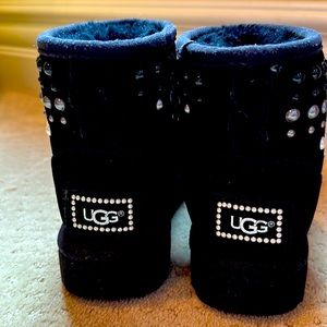 UGG
Ladies Classic Mini Pearls Black Boots, size 5
